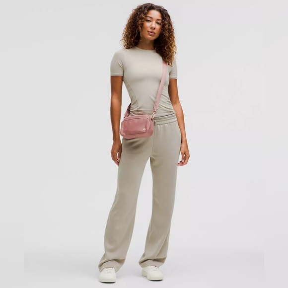 Lululemon Everywhere Crossbody Bag 2L Metal Hardware- Spiced Chai/Rose Gold - Picture 5 of 8